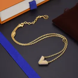 18 Karat vergoldete Luxusmarken-Designer-Anhänger-Halsketten V-Buchstabe-Halsband-Anhänger-Halskette Perlenkette Schmuckzubehör Geschenke