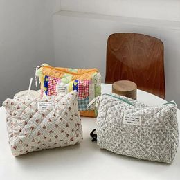 Cosmetic Bags Cute Quilting Cotton Chequered Makeup Bag Clutches Women Zipper Organiser Female Cloth Handbag Toiletry