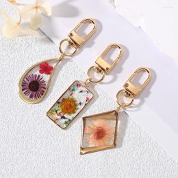 Keychains Geometric Natural Real Dried Flower Daffodils Daisy Petal Flat Resin Pendant Key Chain Rotation Clasp Keyring Bag Car Holder