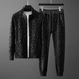 Men's Tracksuits European Luxury Jacquard Flocking Track Set Men's Spring and Autumn 2-Piece Set Paisley Designer Black Sportswear Ropa Lakotiva Hombre 230403