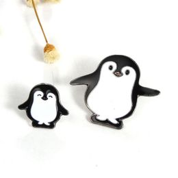 Whole- 1pc Harajuku Alloy Enamel Kawaii White Black Penguin Broche Badges Lapel Pins Safe Brooches Scarf Cool Boy Women Jewelr288k