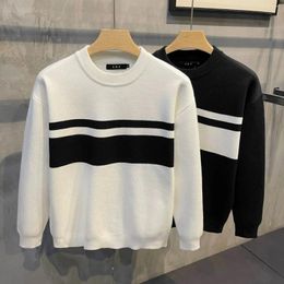 Men's Sweaters Black And White Color Matching Knitted Sweater For Men With Round Neck Long Sleeved