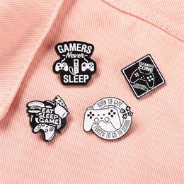 Black White Letter Gamepad Shape Brooches Unisex Alloy Enamel Geometric Lapel Pins For Game Enthusiast Party Clothes Badge Accesso269Y