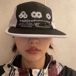 Berets South Korea Small Daisy Flat Brim Hat 2023 Autumn Men And Women With The Same Street Letter Cap Baseball