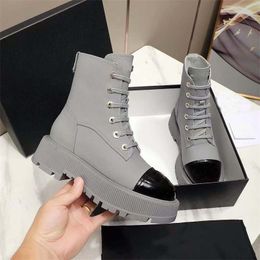 Designer feminino Doc Martens couro moda Chelsea botas Botas de deserto Botas de tornozelo inglesas saltos grossos Sapatos de grife Diamond Check Leather Boot Strap Box