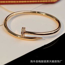 V Bracelet 2023 Explosive Card Home Head And Tail Nail Drill Champagne Gold CNC High Edition Does Not Fade 7519
