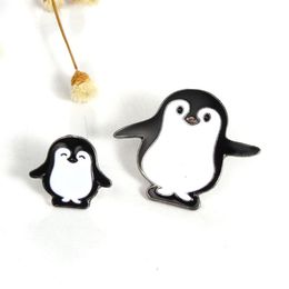 Whole- 1pc Harajuku Alloy Enamel Kawaii White Black Penguin Broche Badges Lapel Pins Safe Brooches Scarf Cool Boy Women Jewelr272N