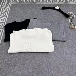 Lettera in rilievo in rilievo in bianco e nero di tendenza femminile Nuovo maglione sciolto e magro