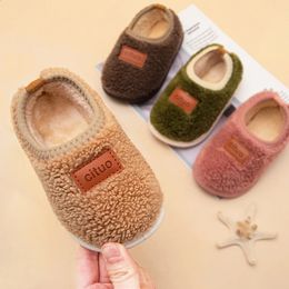 Тапочки Зимние теплые детские тапочки для мальчиков Плюшевые туфли-носки для девочек Детская мягкая нескользящая прогулочная хлопковая обувь для детей от 1 до 8 лет 231102