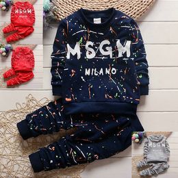 Set di vestiti per bambini autunnali Bambini Ragazzi Ragazze Sport Lettere Felpe con cappuccio Pantaloni 2 pezzi/set Abbigliamento per bambini Tuta per bambini