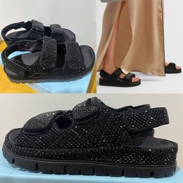 Gepolsterte Sandalen aus Nappaleder. Neu gestaltete, maskuline Linien. Obermaterial aus athletischem Leder mit gesteppter Struktur und geprägtem Dreieckslogo. Designer-Sandale 35 42