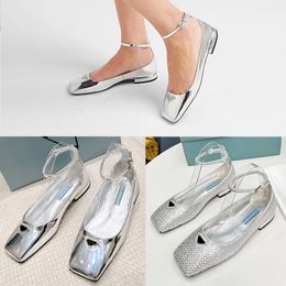 Ballerine in Pelle Metallizzata-Sandalen Single-Schuhserie Star Online-Berühmtheit mag raffinierte, elegante Ballerinas aus Leder mit eckiger Zehenkappe und Metallstruktur