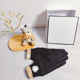 2023 New MO NCL R Counter New Product Wool Gloves Fashion Gloves Autumn and Winter Warm Plush Lining Comfortable Soft Versatile One Size designer letter