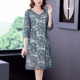 Casual Dresses 2023 Est Temperament Lace V-Neck Midi Dress Spring Women Three Quarter Sleeves Embroidery Slim Trend Vestidos H195