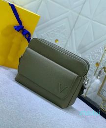 latest soft leather crossbody crossbody bag can be carried on the shoulder