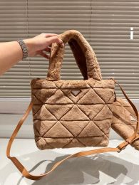 Brand handbags, crossbody bags, shoulder bags, and handbags all have eye-catching curved designs, making them elegant and versatile when used as handbags