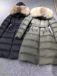 Down Parkas Designer Mulheres Top Quality Mid Comprimento Bordado Emblema com Chapéu Gola de Pele Engrossado para Calor e Puffer Jacket Inverno