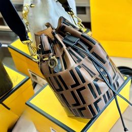 Designer Bucket Bag Womens Drawstring Tote Mini Single Shoulder Crossbody Handväska Fashion Embroidered Leather Canvas Handhållen Baguette Bag