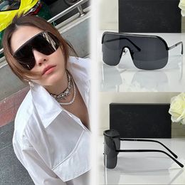 Oversize SHIELD SUNGLASSES Designer Mens and Womens Mask 9557 Fashion Lunettes Metal Frame Leisure Resort Beach Party Elegant Women Have Original Boxes