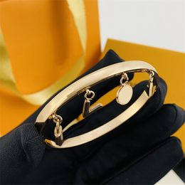 Luxury Designer Stainless Steel Gilded Elegant Womens Bracelet Gold and Silver Fashion Letter Pendant Bracelet Wedding High Quality Jewellery Christmas Gift