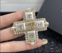 Designer Cross Brooches Pins Pearl Copper Brooch Pin Gold Colour Luxury Rhinestone Crystal Gold Pins for Women Clothing Decoration Jewellery Accessories