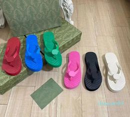 2023 Luxury Rubber Slipper Designer Flat Bottom Flip-Flops Summer Outdoor Sandals Soft Comfort Women Beach Shoes Home Bathroom