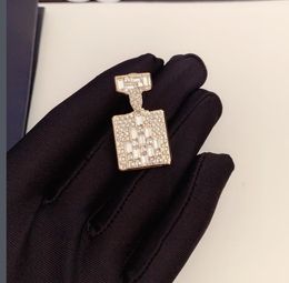 Designer Broschen Pins Buchstaben Strass Brosche Geometrische Luxus Gold Kristall Pins für Damen Kleidung Dekoration Schmuck Accessoires
