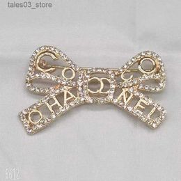 Pins Brooches Classic Brand Luxury Desinger Brooch Women Bowknot Inlay Crystal Rhinestone Letters Suit Pin Fashion Jewellery Q231107