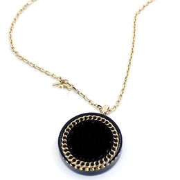 Französische Mode, leichter Luxus, erweiterte Gold-Halskette für Damen, schwarz, massives Harz, mattierter Scheiben-Anhänger, Damen-Design-Schmuck, hochwertige Charm-Kupfer-Halskette