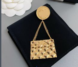 Designer Bag Brooches Pins Vintage Copper Brooch Pin Gold Colour Luxury Gold Pins for Women Clothing Decoration Jewellery Accessories