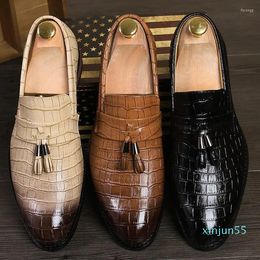 Dress Shoes Men's Crocodile Pattern Leather Wedding Party Men Business Office Tassel Decorated Retro Flat