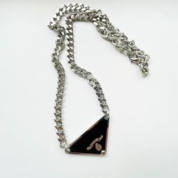 2023 Luxurys Anhänger Halsketten Mode für Mann Frau Inverted Dreieck Designer Marke Schmuck Paare hochwertige Temperament Metall Halskette Accessoires