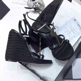 Дизайнерские сексуальные сандалии на танкетке, эспадрильи Cassandra, кожаные каблуки, женские черные сандалии, каблук 10,5 см, регулируемая пряжка, свадебные модельные туфли с коробкой NO325