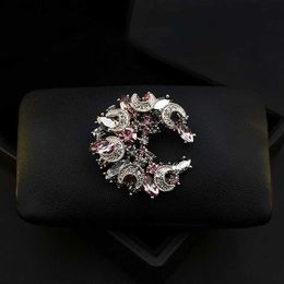 Pins Brooches Exquisite Vintage Court Moon Brooch High-End Luxury Baroque Style Pin Women Suit Neckline Corsage Accessories Fine Jewellery 1530 Q231107