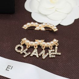 Klassische Luxus-Stil Marke Brief Brosche Perle Brief Anhänger Designer Broschen für Frauen Charme Hochzeitsgeschenk hochwertige Schmuck Zubehör