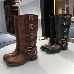 2023 Luxurys Designer Damen Miu Stiefel Hohe hohe Plateaustiefel Y2k-Stil Braunes Leder Bikerstiefel Runder Zeh Blockabsatz Martin Stiefel Schuhe mit Gürtelschnallenbesatz