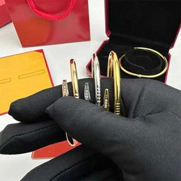 Luxury Classic Designer Bracelet Nail Fashion Unisex Cuff Couple Bangle Gold Jewelry Valentine's Day Gift QNPM