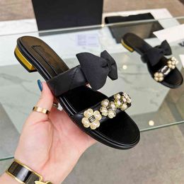 Slippers Fashion Design Summer Men and Women Flat Shoes Thick Sole Leather Rubber Letter Casual Cartoon Slippers 06-016