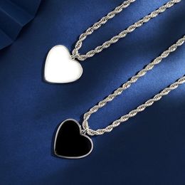 Light Luxury Fashion Women Extended Silver Necklace Heart Shaped Black and White Disc Smooth Chassis Pendant Lady Design Jewellery High Quality Copper Charm Necklace