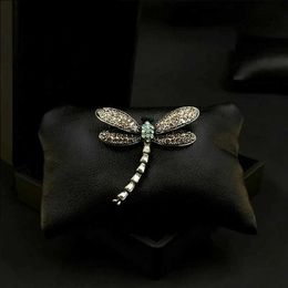 Pins Brooches Luxury Dragonfly Brooch Insect Breastpin Men Women Suit Neckline Badge Corsage Coat Pin Decoration Sweater Accessory Jewelry 080 Q231107