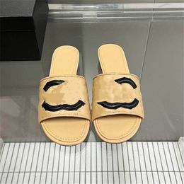 Slippers Fashion 2023 Channel Design Summer Men and Women Flat Shoes Thick Sole Leather Rubber Letter Casual Cartoon Slippers 06-007