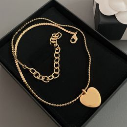 Light Luxury Fashion Women Extended Gold Necklace Heart shaped Metal Disc Frosted Chassis Pendant Lady Designer Jewelry High Quality Copper Charm Necklace