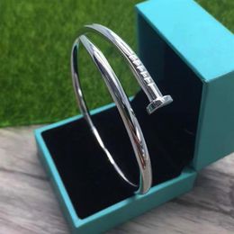 Designers luxury bracelet solid Colour Bangle Diamonds couple models bracelets Valentine's Day versatile Elegant gift metal se327K