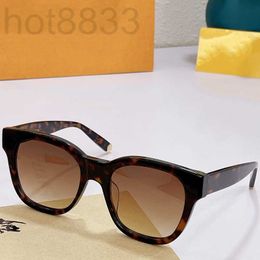 Sunglasses Designer Mens Womens Fashion Classic Casual Shopping Full-frame Temples Golden Letters Flower Decoration Outdoor Travel Uv400 with Box 99QW