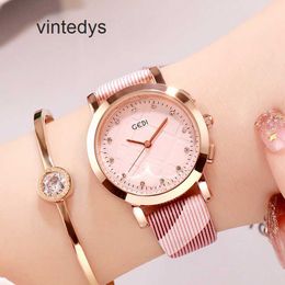Woman Quartz Watch New Girls' Checker Watch Simple and Exquisite Diamond Belt Style Women's Student Gift Table