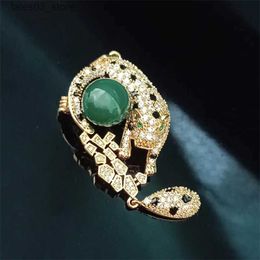 Pins Brooches Light Luxury Green Agate Stone Leopard Pendant Dual Use Design Breast Flower High Grade Exquisite Suit Accessories Coat Pins Q231107