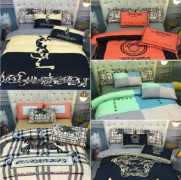 Set di biancheria da letto Set di biancheria da letto di design di marca Lenzuolo stampato Piumino Set di custodie comode HT1720 T230217