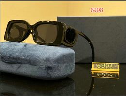 Óculos de sol de grife para mulheres Estilo de moda protege os óculos de lente UV400 generosos estilo de vanguarda de vanguar