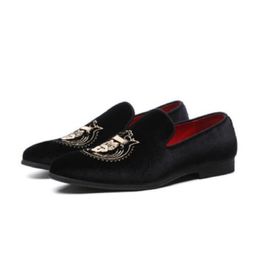 Luxury Designer Fashion Pointed Black Embroidery Velvet Shoes Men Casual Loafers Formal Dress Footwear D2H16