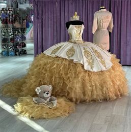 Платье без бретелек, золотые бальные платья Quinceanera, длинное платье для выпускного вечера с аппликациями и оборками, многоуровневое платье для дня рождения, Vestidos De 15 Anos